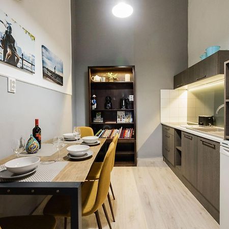 شقة Urban Tranquillity By The Main Shopping Street بودابست المظهر الخارجي الصورة